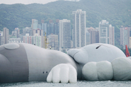 海に浮かぶKAWSの巨大フィギュア。香港ビクトリア・ハーバーで10日間展示