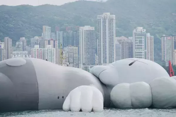 海に浮かぶKAWSの巨大フィギュア。香港ビクトリア・ハーバーで10日間展示