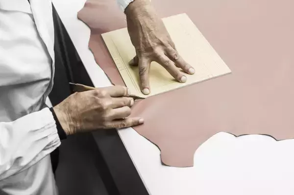 「メゾンが誇る、永遠のアイコンバッグ 「レディ ディオール」の最新コレクションが発売。制作風景を納めたムービーも公開」の画像