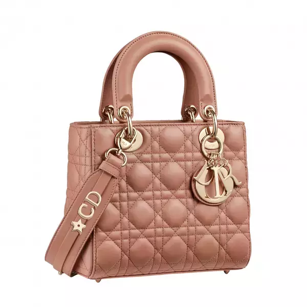 「メゾンが誇る、永遠のアイコンバッグ 「レディ ディオール」の最新コレクションが発売。制作風景を納めたムービーも公開」の画像