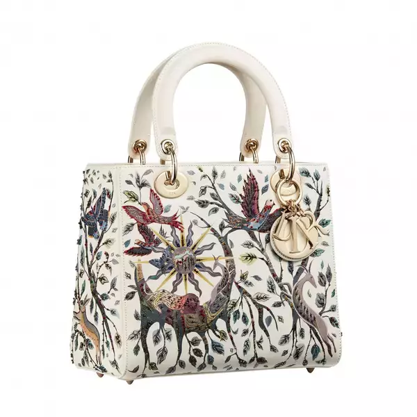 「メゾンが誇る、永遠のアイコンバッグ 「レディ ディオール」の最新コレクションが発売。制作風景を納めたムービーも公開」の画像