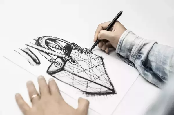 「メゾンが誇る、永遠のアイコンバッグ 「レディ ディオール」の最新コレクションが発売。制作風景を納めたムービーも公開」の画像