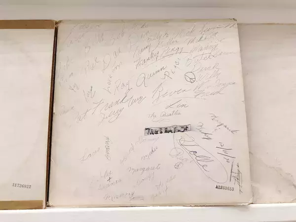 「ビートルズ『ホワイトアルバム』だけを集める美術家ラザフォード・チャン【EDITOR'S BLOG】」の画像