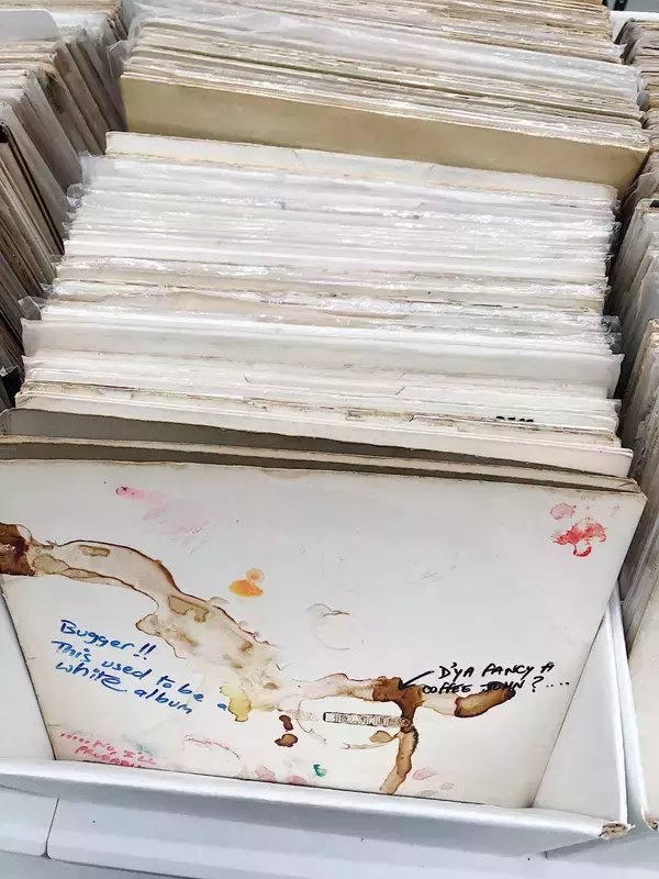 「ビートルズ『ホワイトアルバム』だけを集める美術家ラザフォード・チャン【EDITOR'S BLOG】」の画像