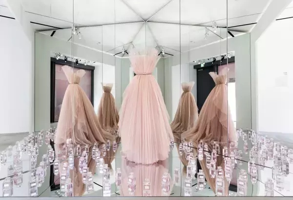 「「ミス ディオール」を紐解く展覧会がスタート! 水原希子、吉沢亮、佐々木希らがオープニングに」の画像