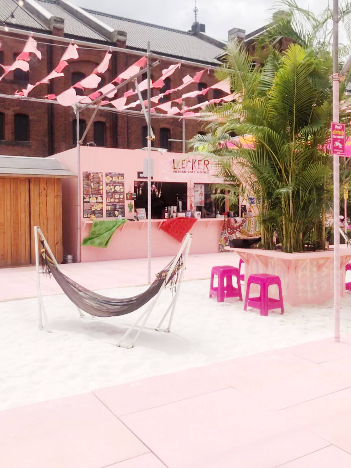 横浜赤レンガ倉庫に砂浜が出現! フードとお酒が楽しめる夏イベントがスタート