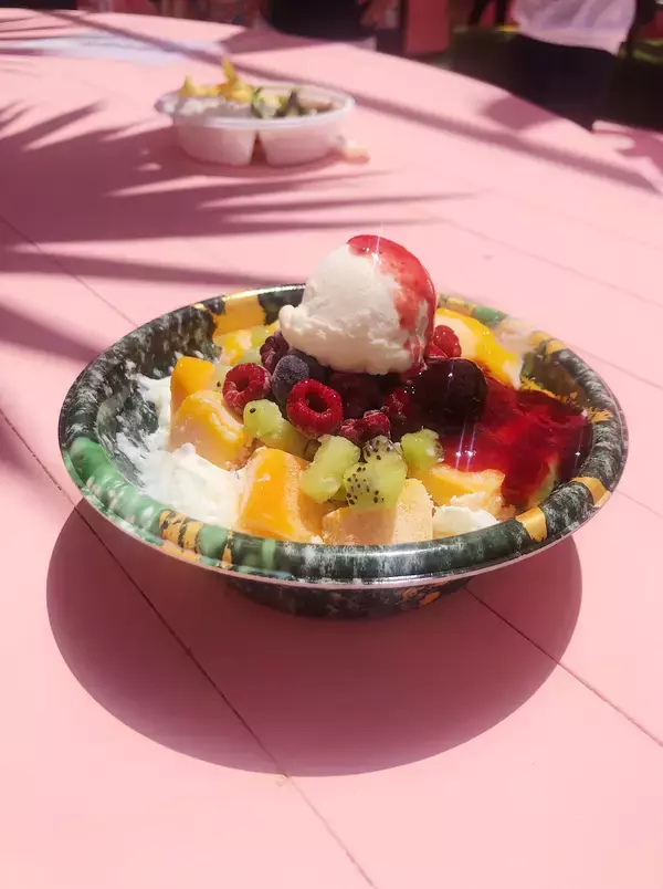 「横浜赤レンガ倉庫に砂浜が出現! フードとお酒が楽しめる夏イベントがスタート」の画像