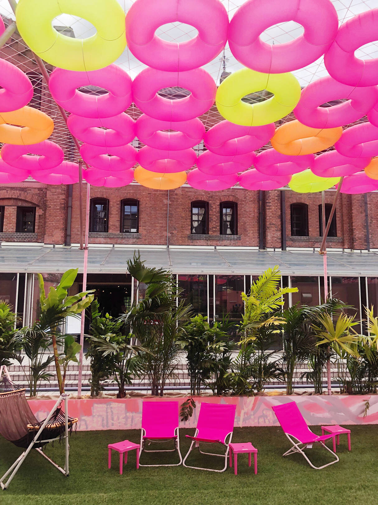 横浜赤レンガ倉庫に砂浜が出現! フードとお酒が楽しめる夏イベントがスタート