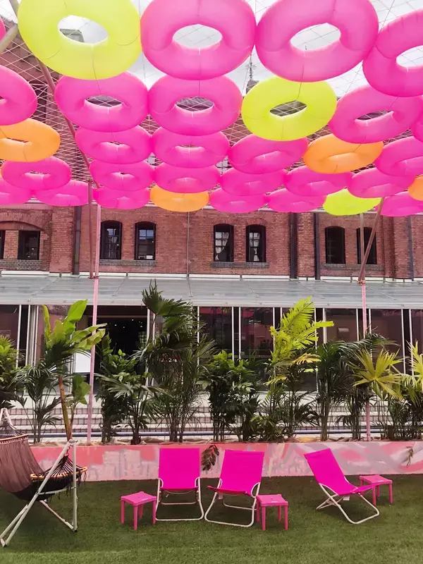 「横浜赤レンガ倉庫に砂浜が出現! フードとお酒が楽しめる夏イベントがスタート」の画像