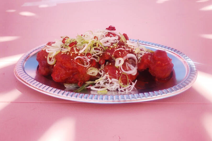 横浜赤レンガ倉庫に砂浜が出現! フードとお酒が楽しめる夏イベントがスタート