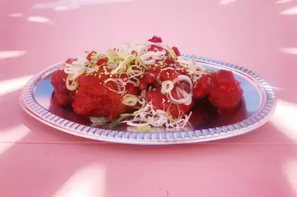 「横浜赤レンガ倉庫に砂浜が出現! フードとお酒が楽しめる夏イベントがスタート」の画像