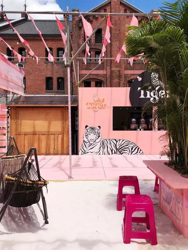 「横浜赤レンガ倉庫に砂浜が出現! フードとお酒が楽しめる夏イベントがスタート」の画像