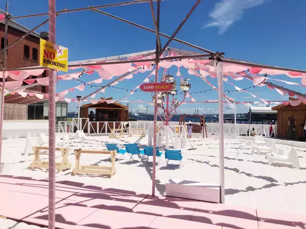 「横浜赤レンガ倉庫に砂浜が出現! フードとお酒が楽しめる夏イベントがスタート」の画像