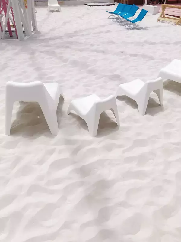 「横浜赤レンガ倉庫に砂浜が出現! フードとお酒が楽しめる夏イベントがスタート」の画像