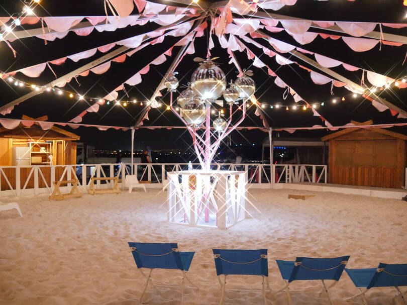 横浜赤レンガ倉庫に砂浜が出現! フードとお酒が楽しめる夏イベントがスタート