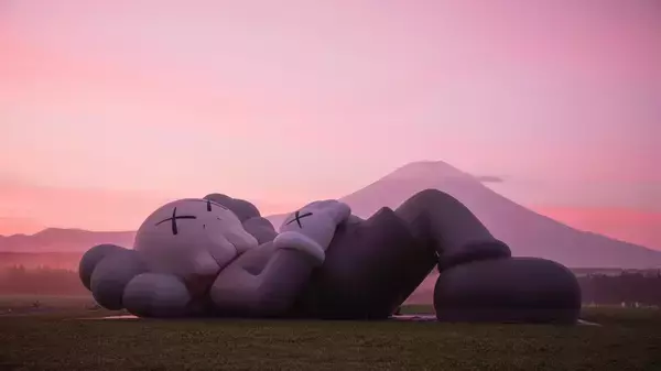 KAWS HOLIDAY JAPAN 富士山 日本限定カラー（世界を旅するKAWS の巨大  