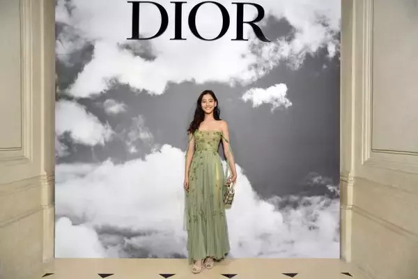 「ディオールの完璧な黒。新木優子も来場したショー【2019-20秋冬クチュール】」の画像