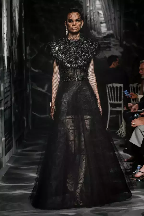 「ディオールの完璧な黒。新木優子も来場したショー【2019-20秋冬クチュール】」の画像