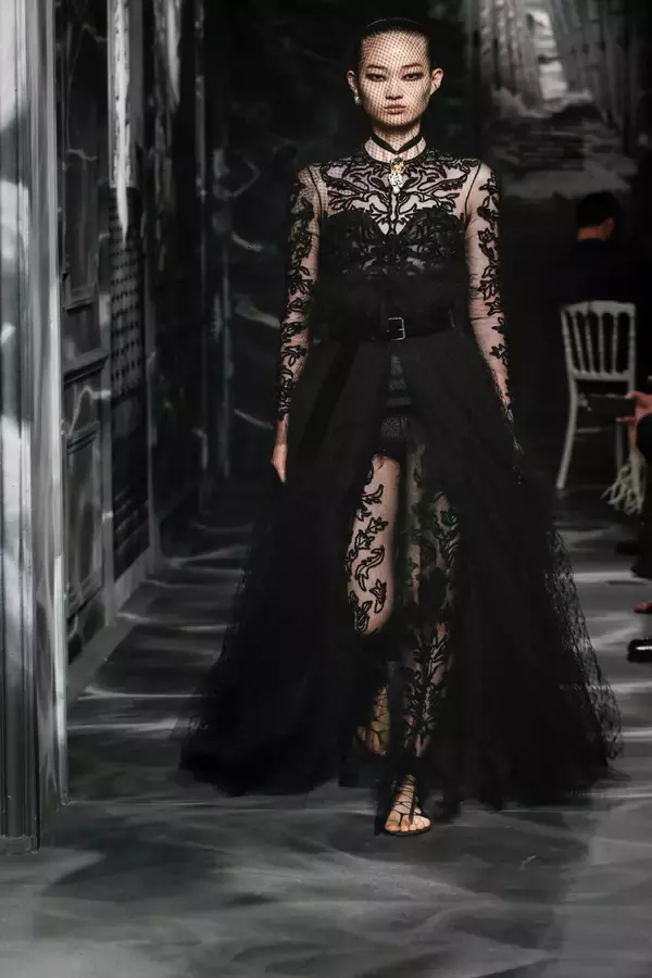 「ディオールの完璧な黒。新木優子も来場したショー【2019-20秋冬クチュール】」の画像
