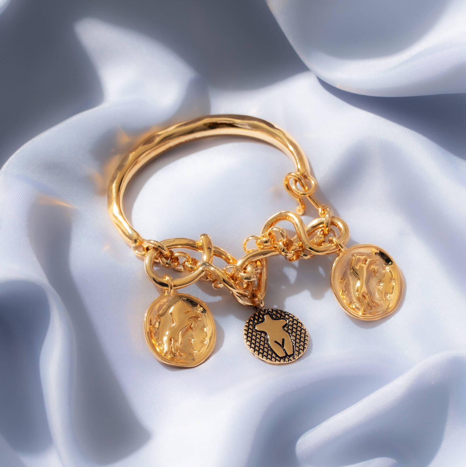 ラテ肌に映える、ヘルシーなゴールドジュエリーと過ごす夏【EDITOR'S PICK】