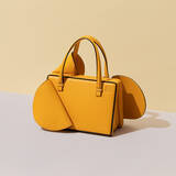 「装うアート。思わず目を奪われたアーティーなアイテム【EDITOR'S PICK】」の画像2