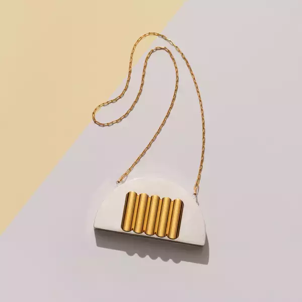 「装うアート。思わず目を奪われたアーティーなアイテム【EDITOR'S PICK】」の画像