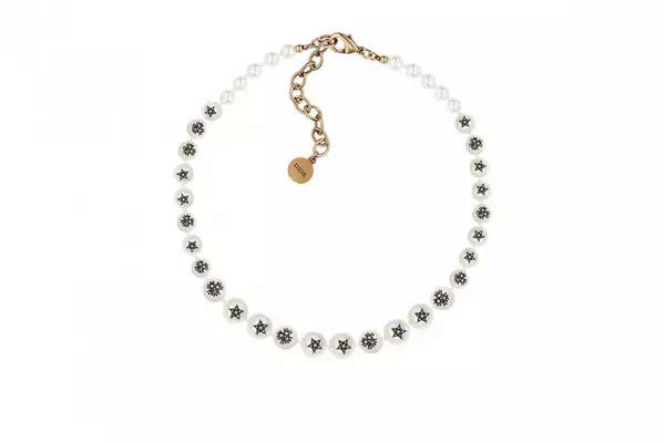 「ディオールの新作ジュエリー「Teddy-D」 が登場。星やクローバーのモチーフが輝くパールのネックレス」の画像