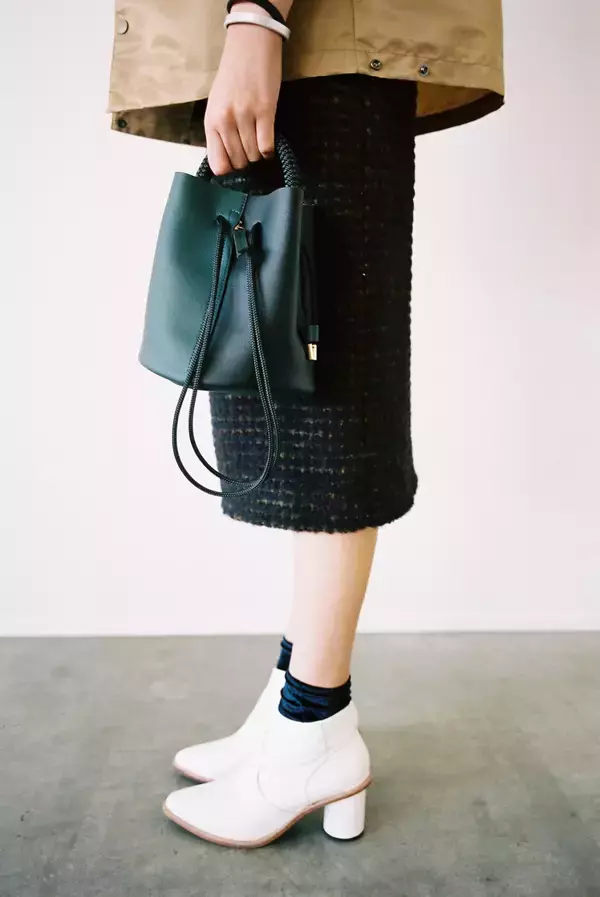 「ZUCCa定番のエコレザーバッグ「ヨットロープバッグ」にバイカラーの新作が登場」の画像