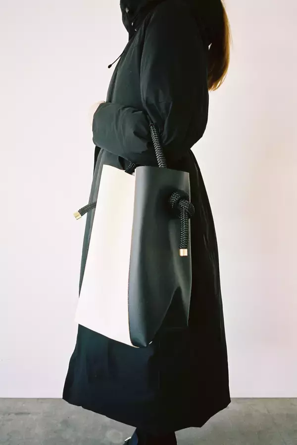 ZUCCa定番のエコレザーバッグ「ヨットロープバッグ」にバイカラーの新作が登場