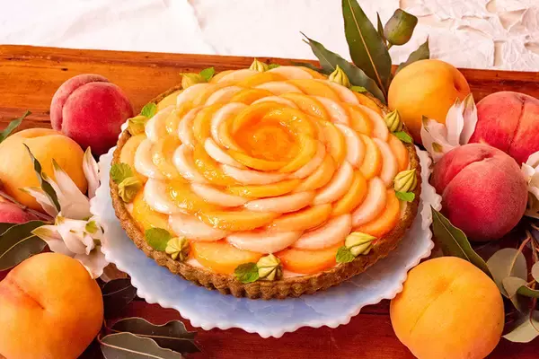 キル フェ ボンから「桃とはちみつヨーグルト」と「梅とアプリコット」の、甘酸っぱい2種の新作タルトが登場!