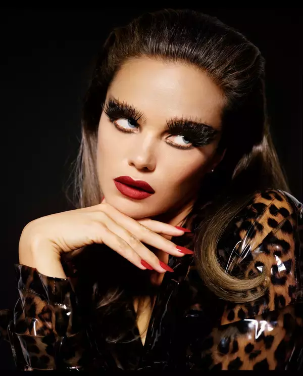 「クリスチャン ルブタンのホリデー、“レオパード柄”の大胆な赤マットリップやネイルが登場」の画像