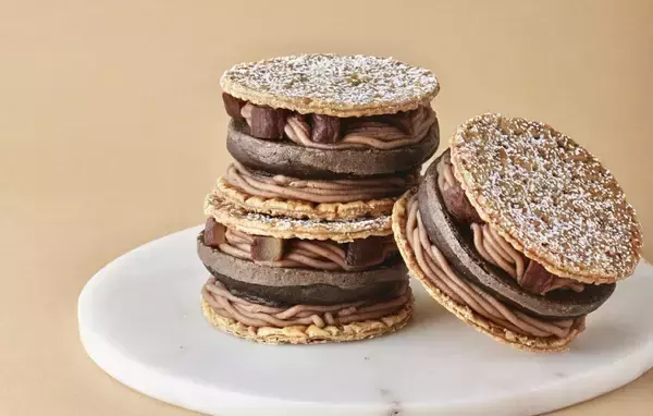 「フリッパーズに、マロンを主役にした限定メニュー「奇跡のパンケーキ モンブラン」 が登場!」の画像