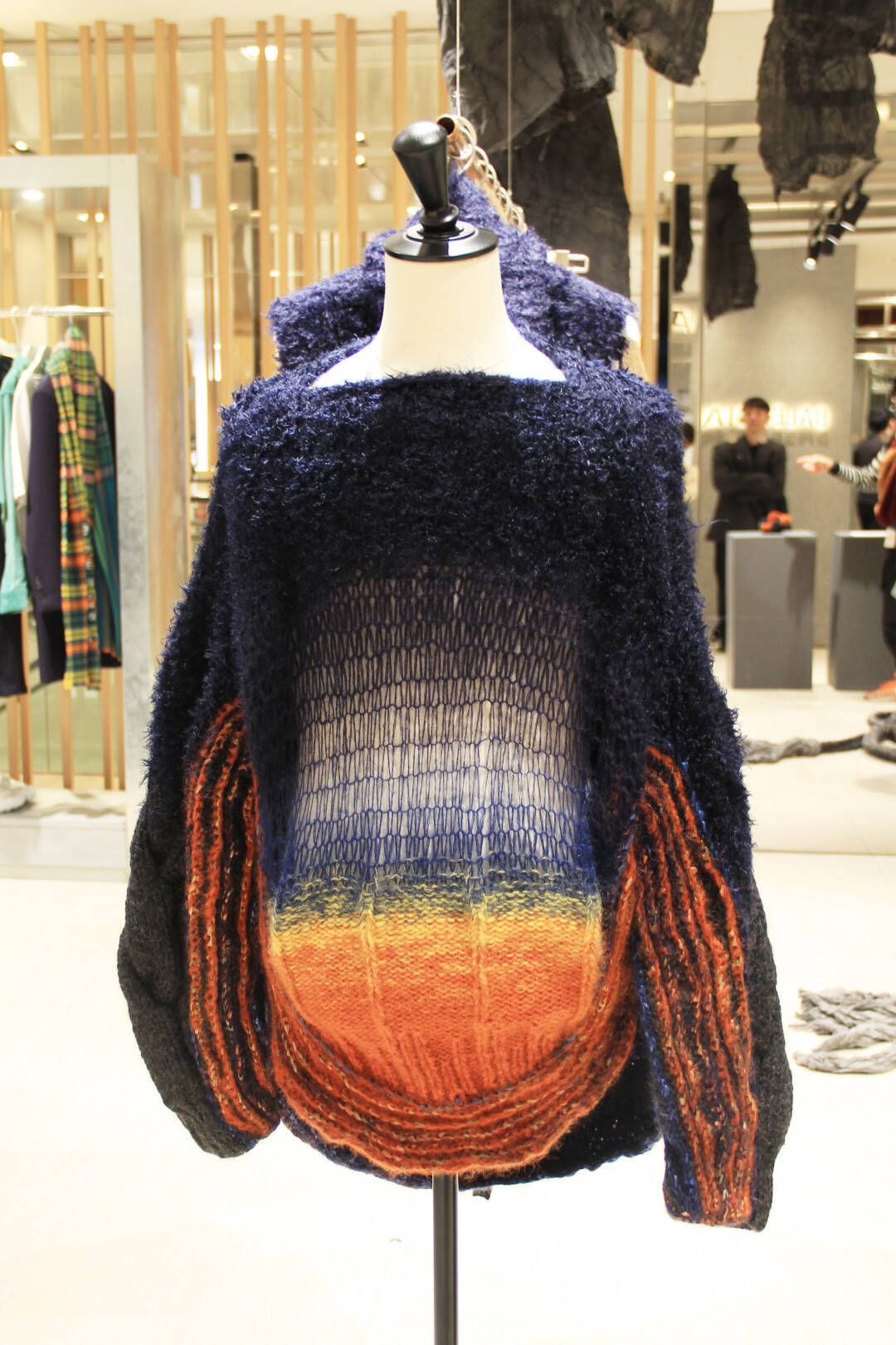 伊勢丹メンズでアーティスト・二ノ宮久里那とファッションブランド・アマチによる企画展が開催