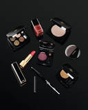 「シャネルの2019ホリデーコレクション、限定ビジューボタンデザインのハイライトやアイシャドウ」の画像1