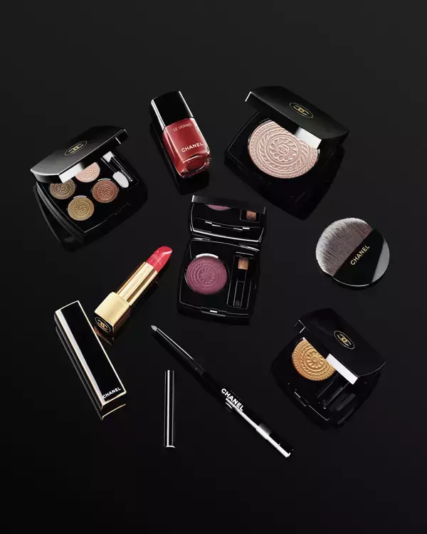 シャネルの2019ホリデーコレクション、限定ビジューボタンデザインのハイライトやアイシャドウ