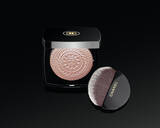 「シャネルの2019ホリデーコレクション、限定ビジューボタンデザインのハイライトやアイシャドウ」の画像3