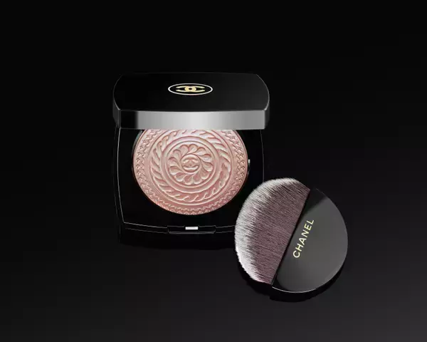「シャネルの2019ホリデーコレクション、限定ビジューボタンデザインのハイライトやアイシャドウ」の画像