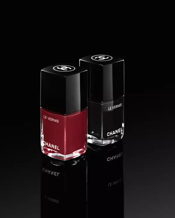 「シャネルの2019ホリデーコレクション、限定ビジューボタンデザインのハイライトやアイシャドウ」の画像