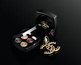 「シャネルの2019ホリデーコレクション、限定ビジューボタンデザインのハイライトやアイシャドウ」の画像4