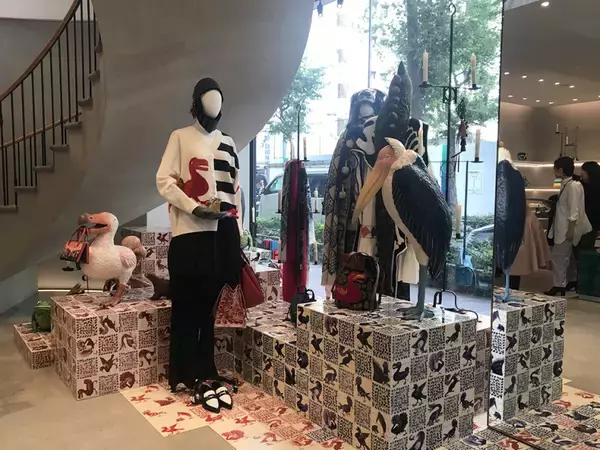 「ロエベの新旗艦店「カサ ロエベ 東京」が銀座に誕生。ジョナサン・アンダーソン監修のアート空間」の画像