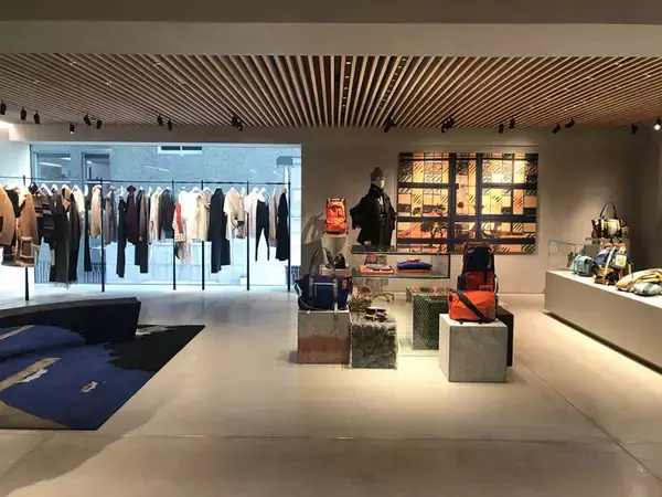 「ロエベの新旗艦店「カサ ロエベ 東京」が銀座に誕生。ジョナサン・アンダーソン監修のアート空間」の画像