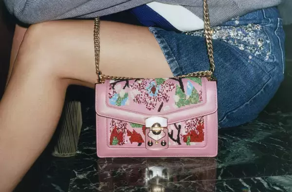 「ミュウミュウのホリデーコレクション、刺繍バッグやグリッターサンダルが登場」の画像