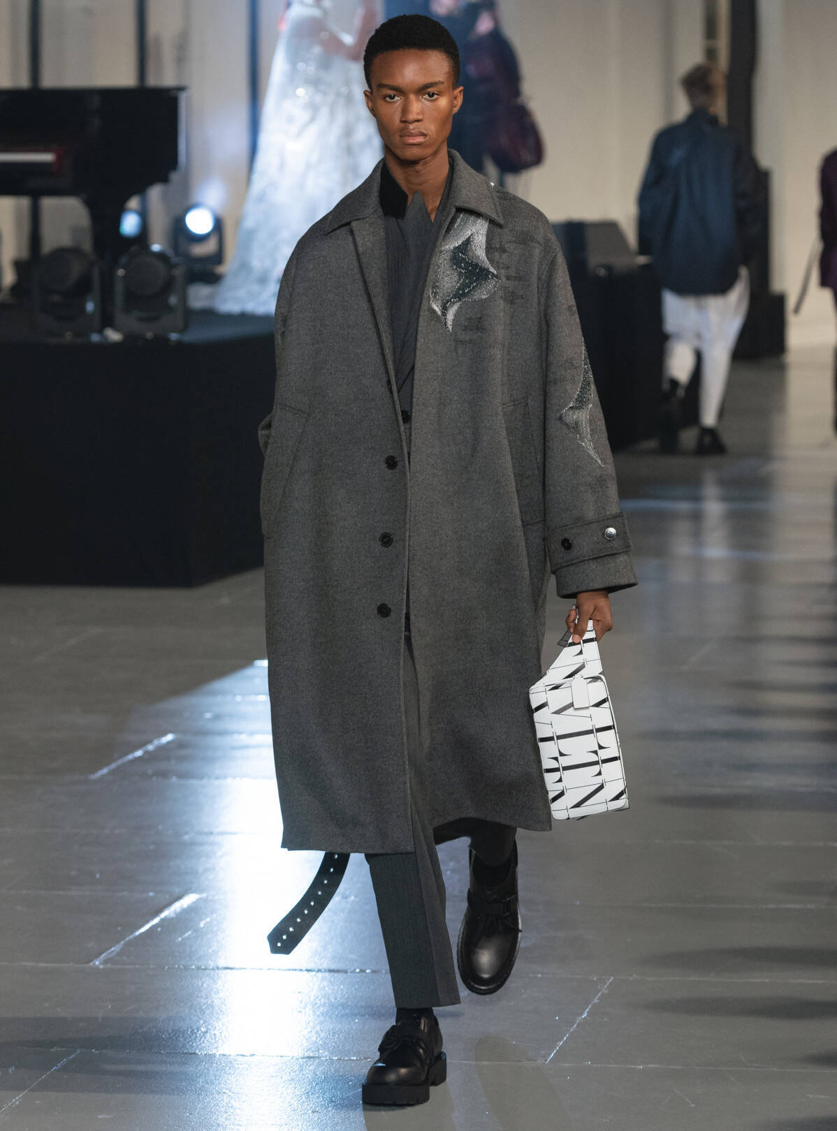 ヴァレンティノ、オニツカタイガーと初コラボ【2020-21秋冬メンズ】