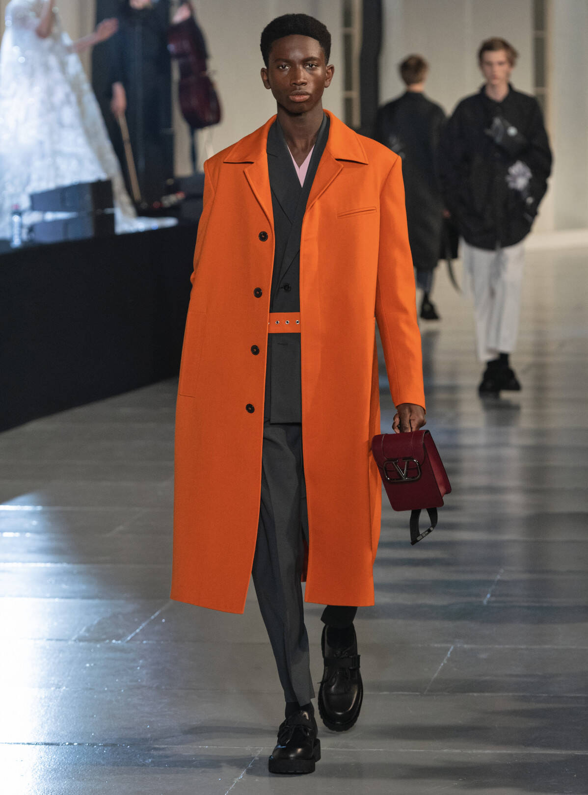 ヴァレンティノ、オニツカタイガーと初コラボ【2020-21秋冬メンズ】