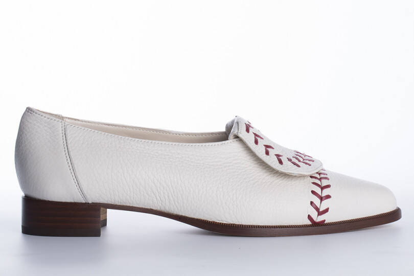 マノロ ブラニクから春の新作が登場。新宿伊勢丹でポップアップも