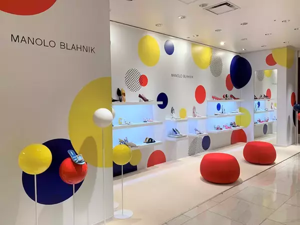 「マノロ ブラニクから春の新作が登場。新宿伊勢丹でポップアップも」の画像