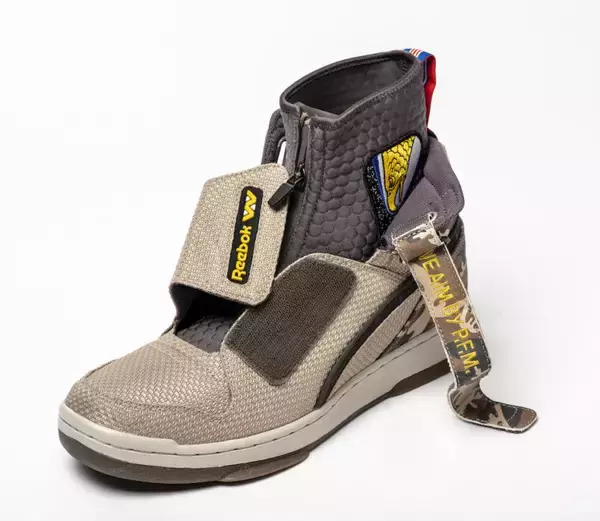 「リーボック×映画『エイリアン 2』、コラボスニーカー発売。海兵隊のユニフォームやドロップシップを再現」の画像