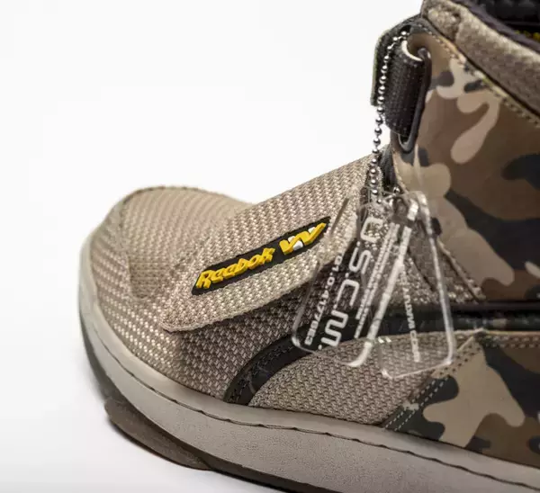 「リーボック×映画『エイリアン 2』、コラボスニーカー発売。海兵隊のユニフォームやドロップシップを再現」の画像