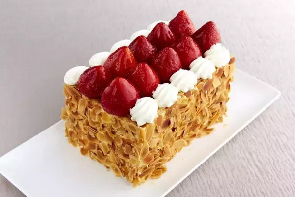 「銀座の伝説スイーツがついに関西上陸! 銀座マキシムのナポレオンパイを再現した「苺のミルフィーユ」販売」の画像