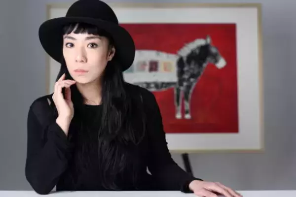 「太陽と星の色を持つ画家、蟹江杏の新作展がGINZA SIXで開催」の画像